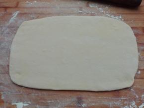 醒发好的面团排气，擀成长方形薄片，厚度约1厘米