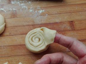 切面朝上，将尾端提起，如图