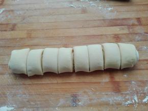 自上而下卷起来，切成八等份