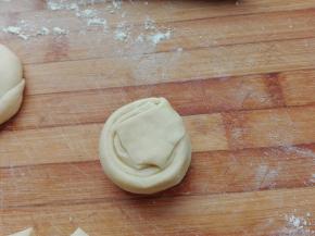 将提起的尾端压到另一面底下