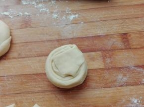 将提起的尾端压到另一面底下