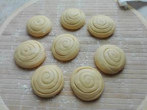 盖保鲜膜，室温发酵至原来饼胚两倍大