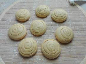 盖保鲜膜，室温发酵至原来饼胚两倍大