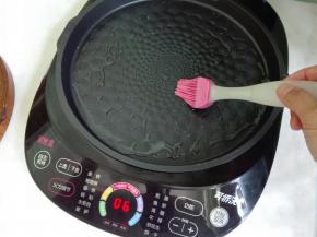 煎饼机预热，表面刷油，多刷点底油