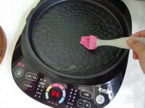 煎饼机预热，表面刷油，多刷点底油