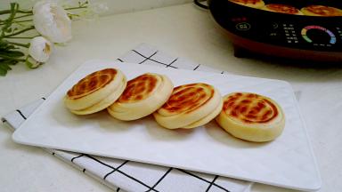 两面全部呈现金黄色，出锅喽，松软可口的盘阳饼就做好了，是不是很简单呀