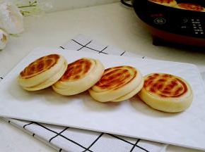 两面全部呈现金黄色，出锅喽，松软可口的盘阳饼就做好了，是不是很简单呀