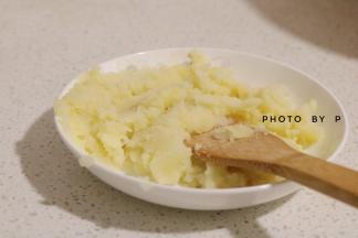 将土豆去皮，切块，放入微波炉中叮熟，熟后撒上盐，用勺子压成泥装。