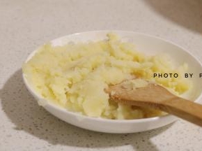 将土豆去皮，切块，放入微波炉中叮熟，熟后撒上盐，用勺子压成泥装。