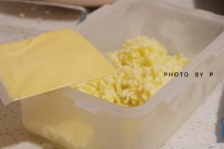 从冰箱里取出芝士片，奶酪，解冻备用。