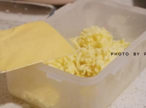 从冰箱里取出芝士片，奶酪，解冻备用。