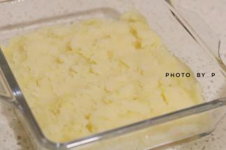 在芝士片上放上适量土豆泥。