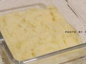 在芝士片上放上适量土豆泥。