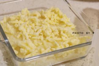 撒上一部分奶酪。