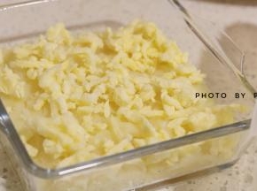 撒上一部分奶酪。