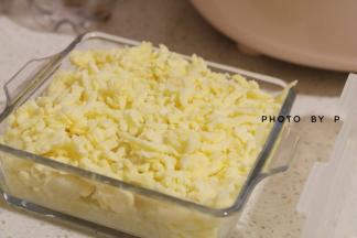 再放一层土豆泥，最后表面撒上奶酪。