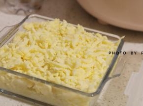 再放一层土豆泥，最后表面撒上奶酪。