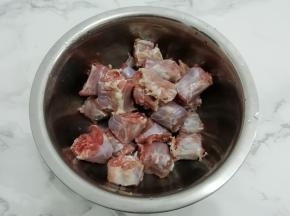 鸭脖洗干净，然后用水浸泡一会，在剁成适当的块
