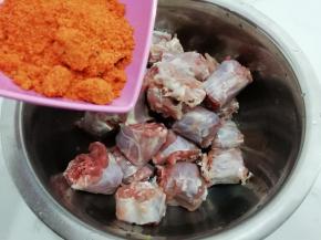 在把烤料倒入，用手抓均匀，腌制五十分钟