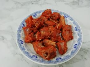 把鸭脖摆在盘子中