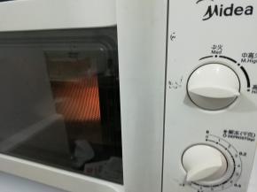 用高火叮四分钟，然后取出来，把鸭脖翻一下，在放入叮四分钟。