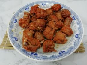 取出来将鸭脖翻到另一面，在高火叮四分钟