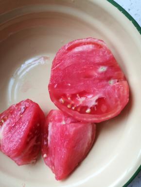 番茄去皮，绿色的硬芯去掉