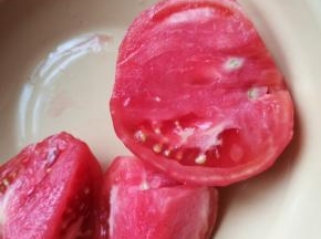 番茄去皮，绿色的硬芯去掉