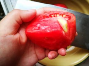 番茄蒂口的绿芯去掉