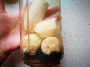 泡好的桑椹干和香蕉一起放进去