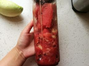 我给的有点多，差不多装满了，不要紧，一会一打全变成了汁