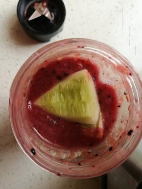 先打几秒钟，番茄打碎，空出空间里放适量黄瓜，黄瓜一定不要给多了