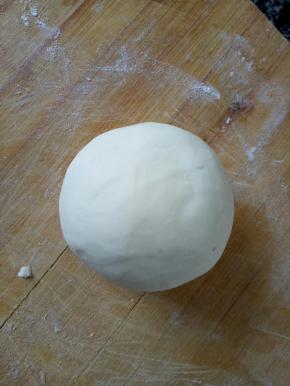 主材料混合均匀后揉成光滑的面团