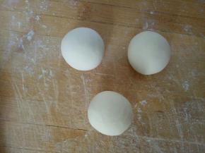 分3个30克的面团出来，分别揉圆，包入豆沙馅（或者其他喜欢的馅，也可以什么都不包做成馒头）