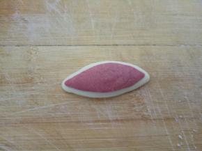 红色面团置于白色面团上面