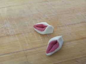 用刀背或者趁手的工具中间压一下  底部捏回来捏紧，做成耳朵