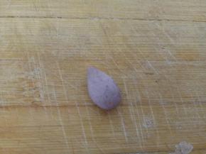 各取1克的紫色面团、红色面团和黄色面团揉成小水滴状，压扁，用工具压几道做独角兽的鬃毛，