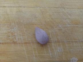 各取1克的紫色面团、红色面团和黄色面团揉成小水滴状，压扁，用工具压几道做独角兽的鬃毛，