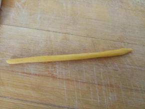 取2克黄色面团搓成细条，不要搓太长