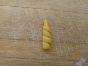 两端折回来拧成螺旋状，一头尖一头粗