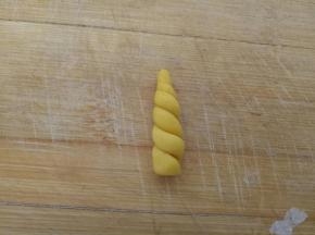 两端折回来拧成螺旋状，一头尖一头粗