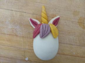 粘到独角兽的两个耳朵中间