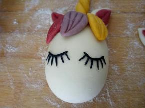 再搓点小细条做睫毛，同样借助牙签粘上去