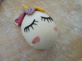 适量红曲粉加点水，用细毛笔刷一点，做腮红