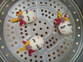 置于温暖处醒发20分钟左右，开水上锅，蒸10-15分钟闷5分钟左右（冬天可选择在蒸锅中醒发，水烧到30度左右）