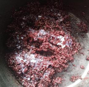 煮熟后趁热加入细砂糖、炼乳、黄油拌匀备用。