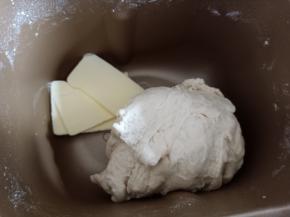 加入黄油继续揉15分钟。