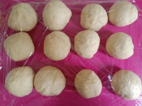 分成12份，每份50克左右，滚圆，盖保鲜膜松弛15分钟。