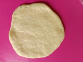 取1个面团擀圆。