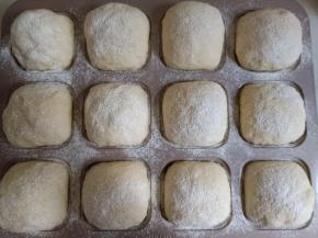 发发至两倍大，取出表面筛少许高筋面粉。